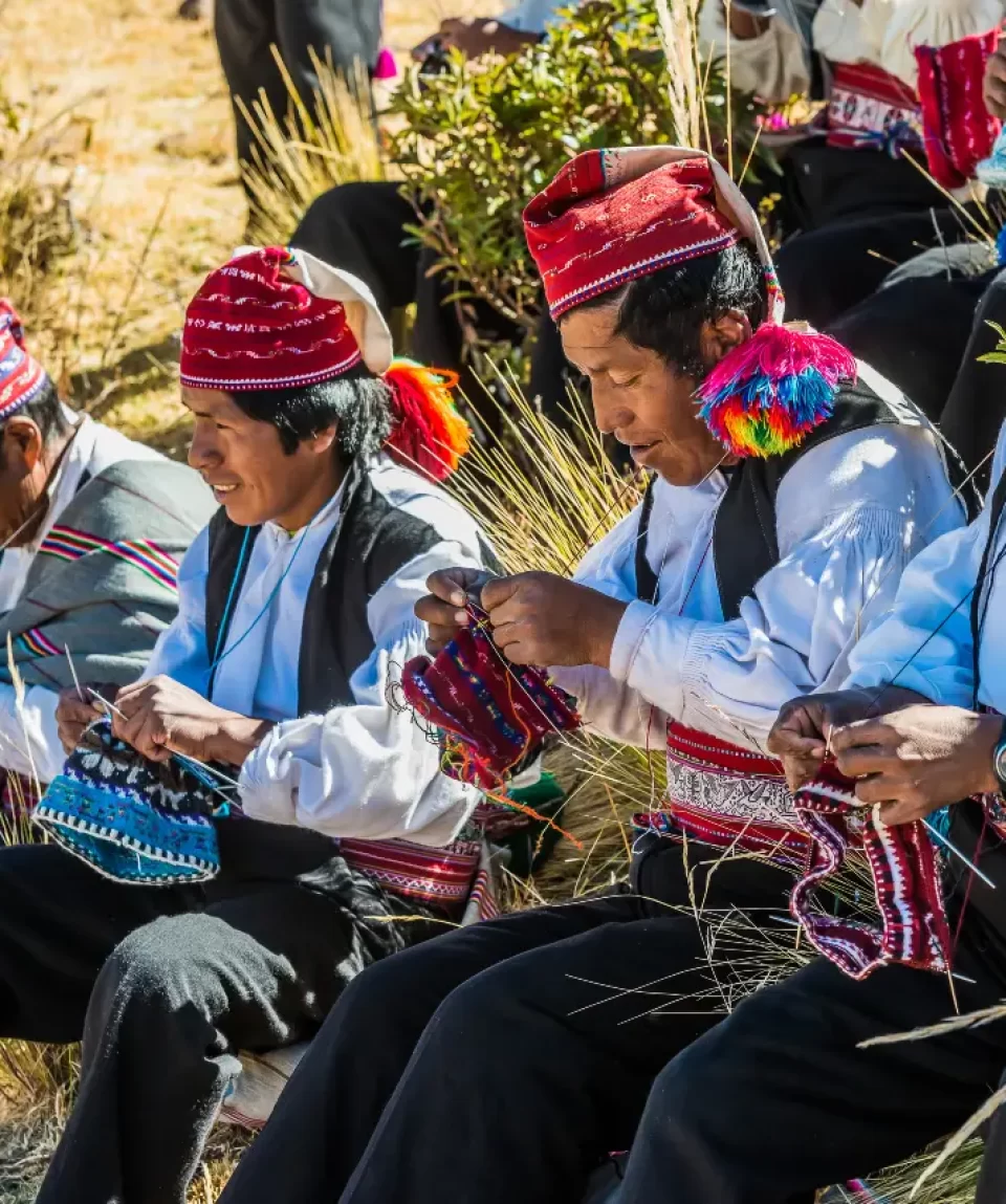 peruvian-men-weaving